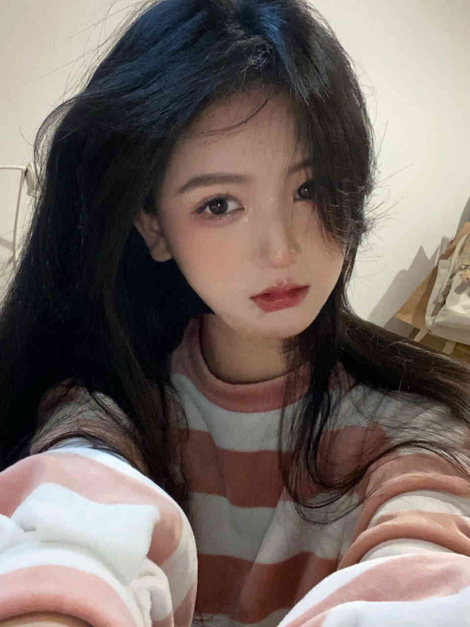 校花用小嘴在我胯下吞吐 