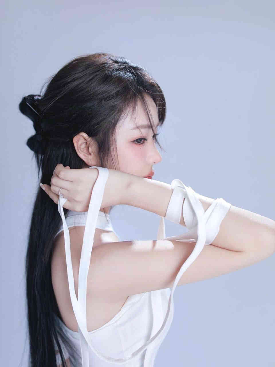 跪在局长跨下的警花 