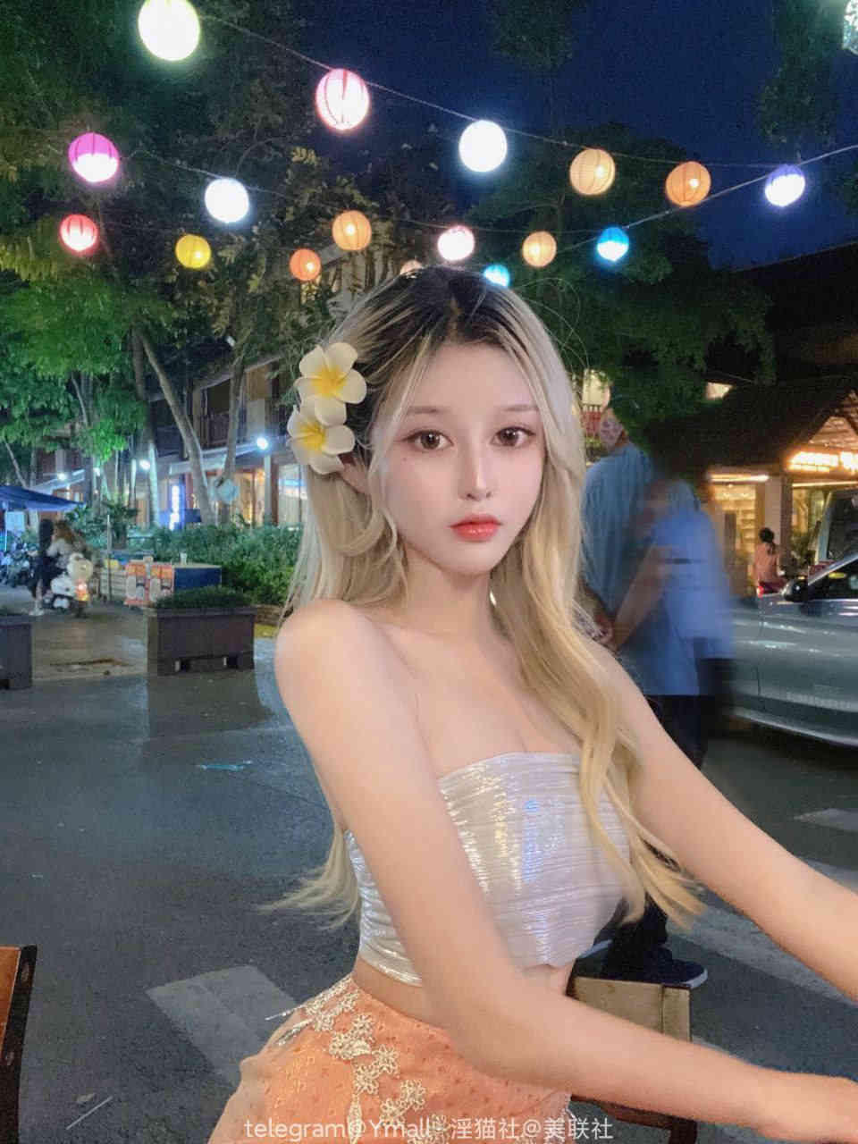 原本就是夏天,张娜身上的衣服本来就单薄,老赵小心翼翼的弯下腰 