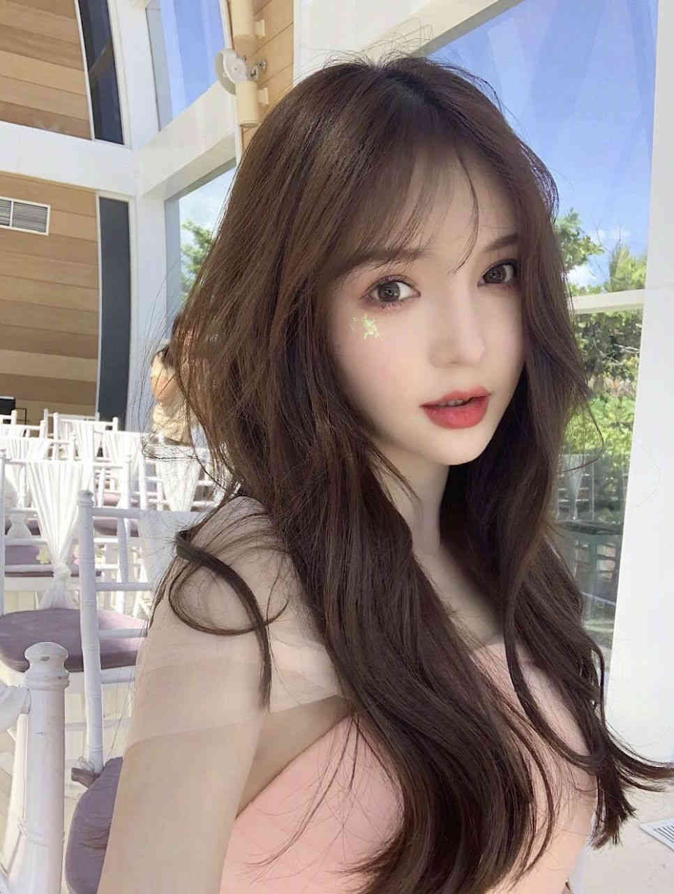 按着她的腰狠狠地顶撞她 