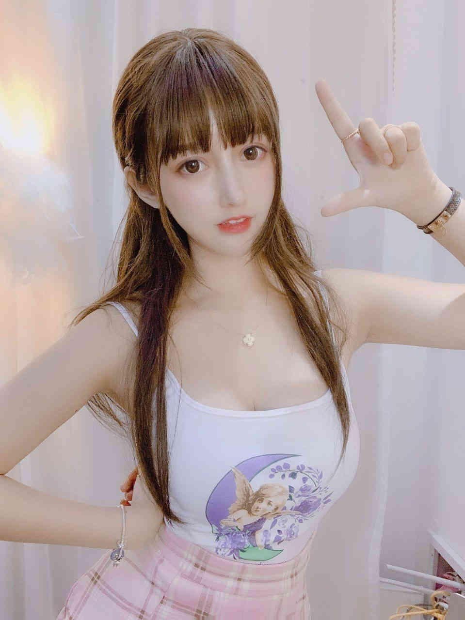 男主借着长裙坐着和女主做 